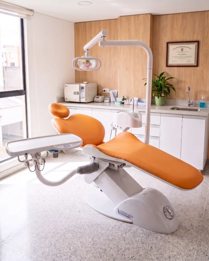 Unidad odontológica AD Onyx 500 de American Dental en un consultorio, vista de tres cuartos