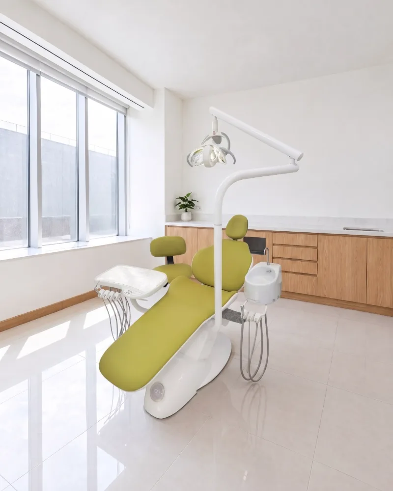 Unidad odontológica AD Slim 400 de American Dental en un consultorio, vista de tres cuartos